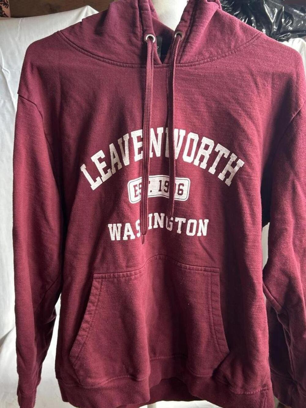 Womens Maroon Leavenworth Washington Graphic Hoodie Size L